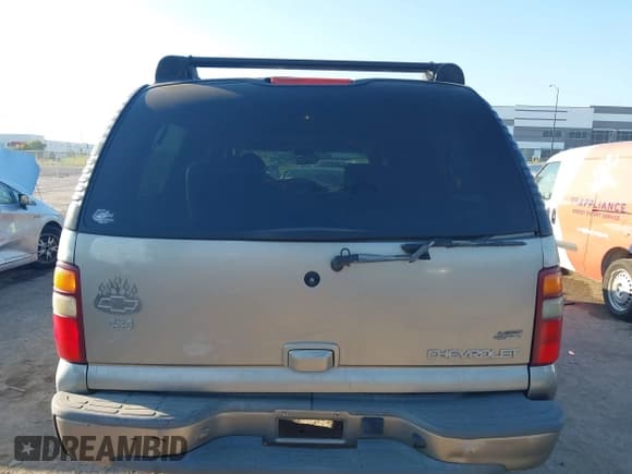 ✅ 2003 Chevrolet Suburban Z71 • VIN: 3GNFK16ZX3G265242 • Lot: 43476969. Wystawiony na IAAI z przebiegiem 225 973 mil. Bezpłatny archiwum sprzedaży aukcyjnych z USA i szczegółowy raport historii pojazdu na DreamBid. Zdjęcie 16.