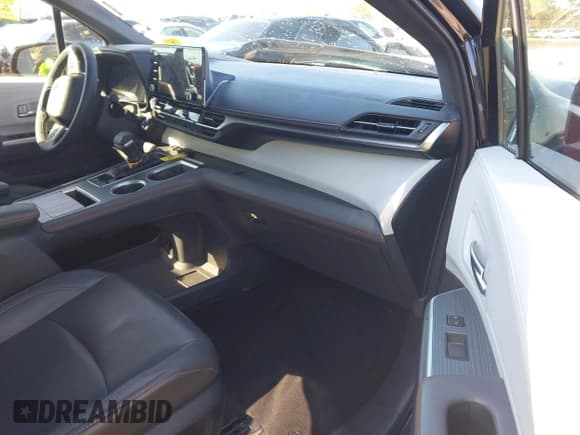 ✅ 2022 Toyota Sienna XSE • VIN: 5TDXSKFC2NS044270 • Lot: 43699989. Listed on IAAI with 5,561 mi. Free auction sales archive from the USA and detailed vehicle history report at DreamBid. Image 5.