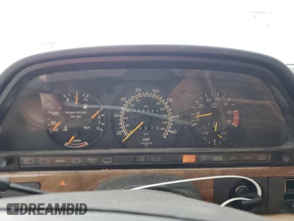 ✅ 1991 Mercedes-Benz 560 • VIN: WDBCA45E6MA583663 • Lot: 66163085. Wystawiony na Copart z przebiegiem 306 084 mil. Bezpłatny archiwum sprzedaży aukcyjnych z USA i szczegółowy raport historii pojazdu na DreamBid. Zdjęcie 9.