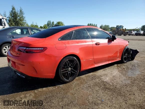 ✅ 2018 Mercedes-Benz E 400 • VIN: WDD1J6GB5JF018560 • Lot: 63104745. Wystawiony na Copart z przebiegiem 214 120 mil. Bezpłatny archiwum sprzedaży aukcyjnych z USA i szczegółowy raport historii pojazdu na DreamBid. Zdjęcie 3.