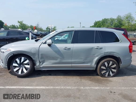 ✅ 2025 Volvo XC90 • VIN: YV4H60JF9S1294190 • Lot: 42364196. Listed on IAAI with 7,554 mi. Free auction sales archive from the USA and detailed vehicle history report at DreamBid. Image 14.