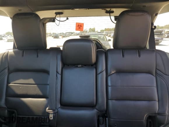 ✅ 2018 Jeep Wrangler Unlimited Sahara • VIN: 1C4HJXEN5JW302217 • Lot: 84819885. Wystawiony na Copart z przebiegiem 106 687 mil. Bezpłatny archiwum sprzedaży aukcyjnych z USA i szczegółowy raport historii pojazdu na DreamBid. Zdjęcie 10.