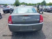 ✅ 2010 Chrysler 300 C Hemi • VIN: 2C3CA6CT3AH211150 • Lot: 42664708. Wystawiony na IAAI z przebiegiem 303 545 mil. Bezpłatny archiwum sprzedaży aukcyjnych z USA i szczegółowy raport historii pojazdu na DreamBid. Zdjęcie 16.