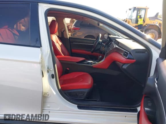 ✅ 2020 Toyota Camry XSE • VIN: 4T1K61AK8LU319250 • Lot: 43581971. Wystawiony na IAAI z przebiegiem 130 683 mil. Bezpłatny archiwum sprzedaży aukcyjnych z USA i szczegółowy raport historii pojazdu na DreamBid. Zdjęcie 5.