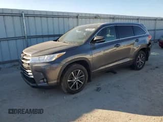 ✅ 2018 Toyota Highlander SE • VIN: 5TDJZRFH6JS854565 • Lot: 93206585. Wystawiony na Copart z przebiegiem Nie podano. Bezpłatny archiwum sprzedaży aukcyjnych z USA i szczegółowy raport historii pojazdu na DreamBid. Zdjęcie 1.