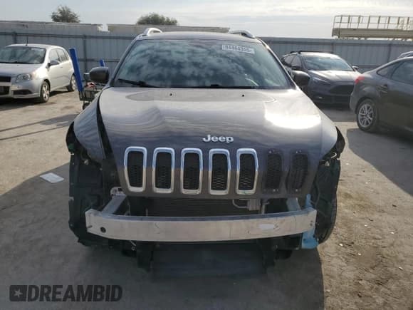 ✅ 2017 Jeep Cherokee Latitude • VIN: 1C4PJMCB8HW646850 • Lot: 84464355. Wystawiony na Copart z przebiegiem 122 509 mil. Bezpłatny archiwum sprzedaży aukcyjnych z USA i szczegółowy raport historii pojazdu na DreamBid. Zdjęcie 5.