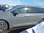 ✅ 2022 Chrysler Pacifica Hybrid Limited • VIN: 2C4RC1S71NR143650 • Лот: 41701707. Опубликован ранее на IAAI с пробегом 32 094 миль. Бесплатный доступ к архиву аукционных продаж из США и подробный отчёт об истории автомобиля на DreamBid. Изображение 14.