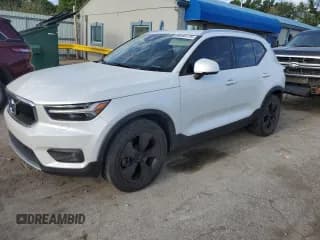 ✅ 2021 Volvo XC40 Momentum • VIN: YV4162UK7M2570949 • Lot: 69848175. Wystawiony na Copart z przebiegiem 108 137 mil. Bezpłatny archiwum sprzedaży aukcyjnych z USA i szczegółowy raport historii pojazdu na DreamBid. Zdjęcie 1.