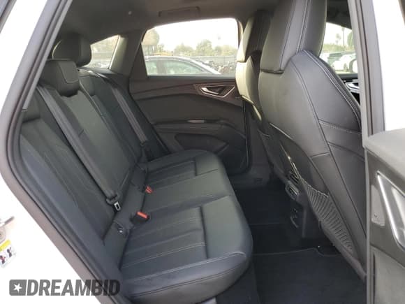 ✅ 2023 Audi Q4 e-tron Sportback Premium Plus • VIN: WA132BFZ4PP079760 • Lot: 43279455. Wystawiony na Copart z przebiegiem 9 754 mil. Bezpłatny archiwum sprzedaży aukcyjnych z USA i szczegółowy raport historii pojazdu na DreamBid. Zdjęcie 11.