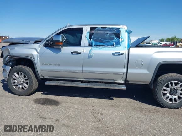 ✅ 2017 GMC Sierra 2500HD Denali • VIN: 1GT12UEYXHF221974 • Лот: 42184163. Опубликован ранее на IAAI с пробегом Не указан. Бесплатный доступ к архиву аукционных продаж из США и подробный отчёт об истории автомобиля на DreamBid. Изображение 15.