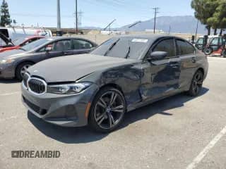 2023 BMW 3 Series 330i z VIN 3MW69FF08P8D33747, wystawiony jako Copart lot #64611105 z przebiegiem Nie podano mil oraz Szkoda całkowita • Salvage title. Historia ofert i sprzedaży dostępna na DreamBid. Obrazek 1.