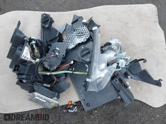 ✅ 2013 BMW 6 Series 640i • VIN: WBALW7C51DDX58713 • Lot: 42005436. Wystawiony na IAAI z przebiegiem 77 563 mil. Bezpłatny archiwum sprzedaży aukcyjnych z USA i szczegółowy raport historii pojazdu na DreamBid. Zdjęcie 12.