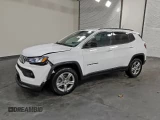 ✅ 2024 Jeep Compass Latitude • VIN: 3C4NJDBN3RT604189 • Lot: 94272155. Wystawiony na Copart z przebiegiem 27 194 mil. Bezpłatny archiwum sprzedaży aukcyjnych z USA i szczegółowy raport historii pojazdu na DreamBid. Zdjęcie 1.