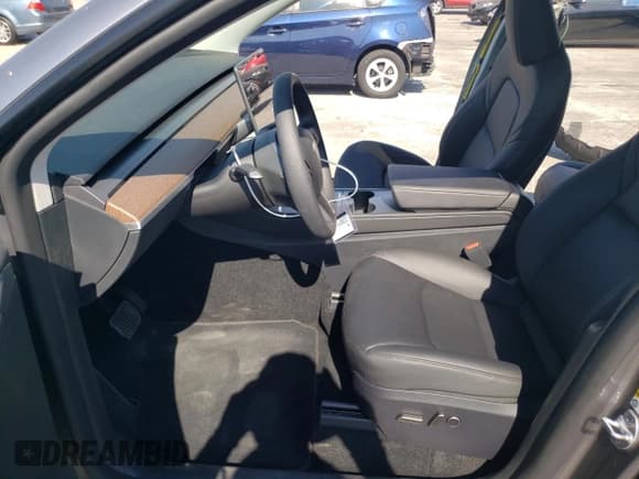 ✅ 2024 Tesla Model Y Long Range • VIN: 7SAYGAEE6RF131749 • Lot: 74548014. Wystawiony na Copart z przebiegiem 1 042 mil. Bezpłatny archiwum sprzedaży aukcyjnych z USA i szczegółowy raport historii pojazdu na DreamBid. Zdjęcie 7.