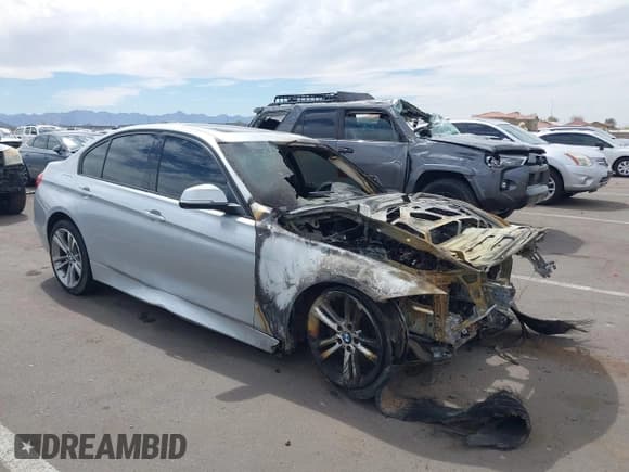 ✅ 2015 BMW 3 Series 320i xDrive • VIN: WBA3C3G52FNS75840 • Lot: 41873015. Wystawiony na IAAI z przebiegiem Nie podano. Bezpłatny archiwum sprzedaży aukcyjnych z USA i szczegółowy raport historii pojazdu na DreamBid. Zdjęcie 1.