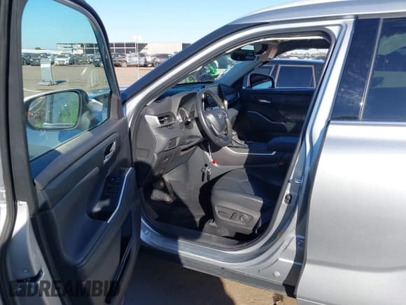 ✅ 2022 Toyota Highlander XLE • VIN: 5TDGZRBH4NS585651 • Lot: 43530759. Listed on IAAI with 26,774 mi. Free auction sales archive from the USA and detailed vehicle history report at DreamBid. Image 5.