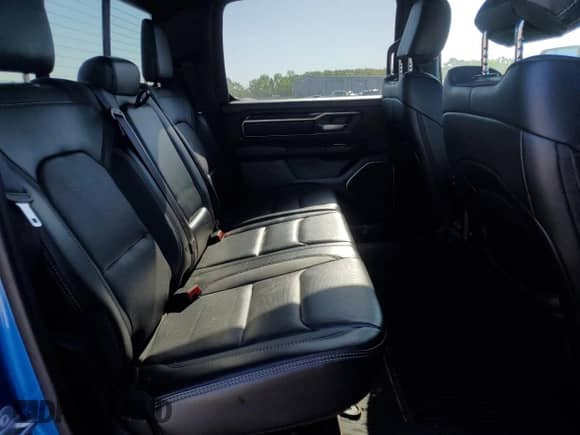 2020 Ram 1500 Rebel z VIN 1C6SRFLM9LN359457, wystawiony jako Copart lot #52703575 z przebiegiem 29 454 mil mil oraz Czysty tytuł • Clean title. Historia ofert i sprzedaży dostępna na DreamBid. Obrazek 11.