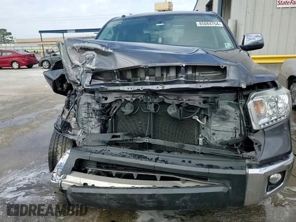 ✅ 2017 Toyota Tundra Limited • VIN: 5TFFW5F12HX217042 • Лот: 85084754. Опубликован ранее на Copart с пробегом 75 864 миль. Бесплатный доступ к архиву аукционных продаж из США и подробный отчёт об истории автомобиля на DreamBid. Изображение 13.