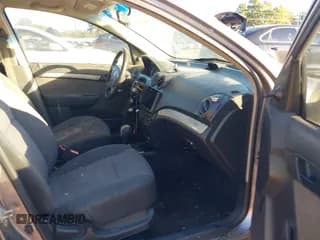 ✅ 2011 Chevrolet Aveo 1LT • VIN: KL1TD5DE1BB233498 • Lot: 40847879. Wystawiony na IAAI z przebiegiem Nie podano. Bezpłatny archiwum sprzedaży aukcyjnych z USA i szczegółowy raport historii pojazdu na DreamBid. Zdjęcie 5.