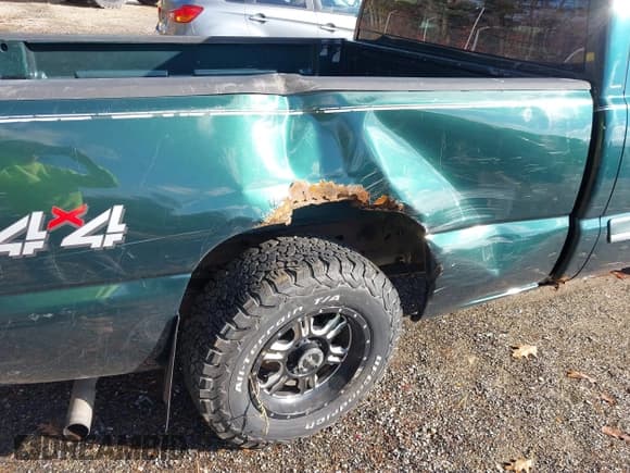 ✅ 2004 Chevrolet Silverado 1500 LS • VIN: 2GCEK19V541104448 • Lot: 43770775. Wystawiony na IAAI z przebiegiem 134 749 mil. Bezpłatny archiwum sprzedaży aukcyjnych z USA i szczegółowy raport historii pojazdu na DreamBid. Zdjęcie 15.