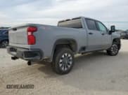 ✅ 2024 Chevrolet Silverado 2500HD Custom • VIN: 2GC4YMEY2R1251796 • Lot: 90911515. Wystawiony na Copart z przebiegiem 35 634 mil. Bezpłatny archiwum sprzedaży aukcyjnych z USA i szczegółowy raport historii pojazdu na DreamBid. Zdjęcie 3.