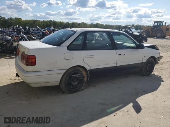 ✅ 1997 Volkswagen Passat • VIN: WVWGG83A0VB009323 • Lot: 73042334. Wystawiony na Copart z przebiegiem 261 740 mil. Bezpłatny archiwum sprzedaży aukcyjnych z USA i szczegółowy raport historii pojazdu na DreamBid. Zdjęcie 3.