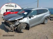 ✅ 2024 Toyota Highlander Hybrid Limited • VIN: 5TDXBRCHXRS637292 • Lot: 43121173. Wystawiony na IAAI z przebiegiem 18 099 mil. Bezpłatny archiwum sprzedaży aukcyjnych z USA i szczegółowy raport historii pojazdu na DreamBid. Zdjęcie 18.