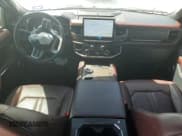 ✅ 2022 Ford Expedition Limited • VIN: 1FMJU1KT5NEA57385 • Lot: 50244845. Wystawiony na Copart z przebiegiem 45 488 mil. Bezpłatny archiwum sprzedaży aukcyjnych z USA i szczegółowy raport historii pojazdu na DreamBid. Zdjęcie 8.