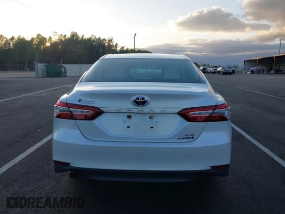 ✅ 2018 Toyota Camry Hybrid SE • VIN: 4T1B21HK4JU001186 • Lot: 43644643. Listed on IAAI with 123,380 mi. Free auction sales archive from the USA and detailed vehicle history report at DreamBid. Image 17.