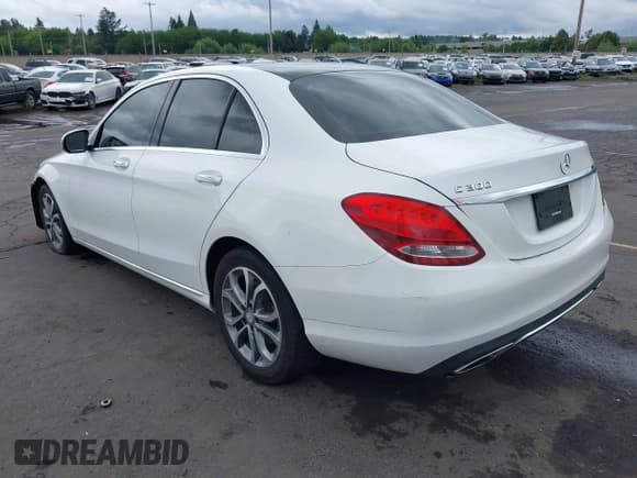 ✅ 2016 Mercedes-Benz C 300 • VIN: 55SWF4JB5GU158957 • Lot: 42385975. Wystawiony na IAAI z przebiegiem 133 486 mil. Bezpłatny archiwum sprzedaży aukcyjnych z USA i szczegółowy raport historii pojazdu na DreamBid. Zdjęcie 3.