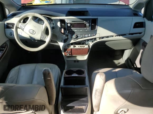 ✅ 2013 Toyota Sienna Limited • VIN: 5TDYK3DC1DS325150 • Lot: 90231435. Wystawiony na Copart z przebiegiem Nie podano. Bezpłatny archiwum sprzedaży aukcyjnych z USA i szczegółowy raport historii pojazdu na DreamBid. Zdjęcie 8.