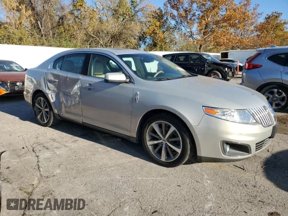 ✅ 2009 Lincoln MKS • VIN: 1LNHM93R89G612209 • Lot: 90946295. Wystawiony na Copart z przebiegiem 91 230 mil. Bezpłatny archiwum sprzedaży aukcyjnych z USA i szczegółowy raport historii pojazdu na DreamBid. Zdjęcie 4.