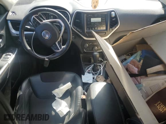 ✅ 2018 Jeep Cherokee Latitude Plus • VIN: 1C4PJLLB5JD590569 • Lot: 82539925. Wystawiony na Copart z przebiegiem 79 831 mil. Bezpłatny archiwum sprzedaży aukcyjnych z USA i szczegółowy raport historii pojazdu na DreamBid. Zdjęcie 8.