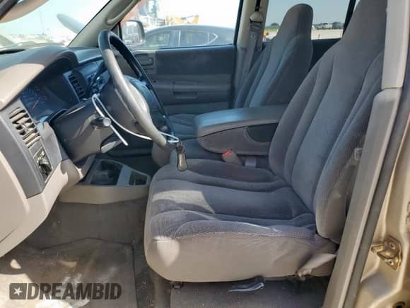 2002 Dodge Dakota SLT z VIN 1B7HL48XX2S693282, wystawiony jako Copart lot #66738085 z przebiegiem 142 180 mil mil oraz Czysty tytuł • Clean title. Historia ofert i sprzedaży dostępna na DreamBid. Obrazek 7.