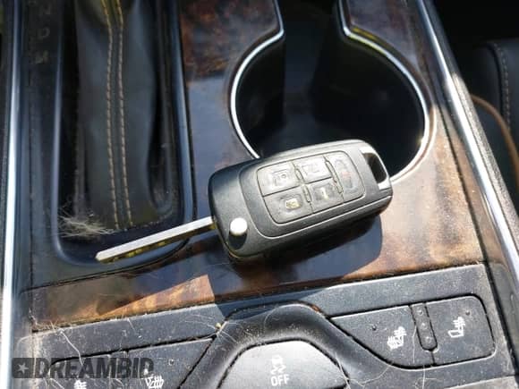 2014 Chevrolet Impala LT z VIN 1G1125S32EU152096, wystawiony jako IAAI lot #43431111 z przebiegiem 122 494 mil mil oraz . Historia ofert i sprzedaży dostępna na DreamBid. Obrazek 11.