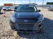 ✅ 2022 Ford Escape Titanium • VIN: 1FMCU9J90NUB53525 • Lot: 89546525. Wystawiony na Copart z przebiegiem 35 033 mil. Bezpłatny archiwum sprzedaży aukcyjnych z USA i szczegółowy raport historii pojazdu na DreamBid. Zdjęcie 5.