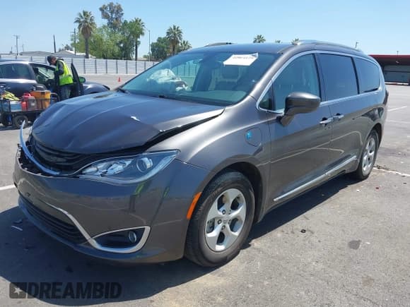✅ 2018 Chrysler Pacifica Hybrid Touring L • VIN: 2C4RC1L71JR129532 • Lot: 42064129. Listed on IAAI with 129,665 mi. Free auction sales archive from the USA and detailed vehicle history report at DreamBid. Image 17.
