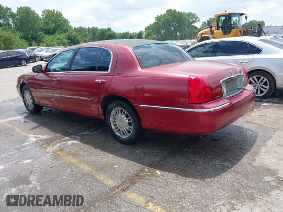 ✅ 2011 Lincoln Town Car Executive L • VIN: 2LNBL8EV7BX763068 • Lot: 42425667. Listed on IAAI with 302,299 mi. Free auction sales archive from the USA and detailed vehicle history report at DreamBid. Image 3.