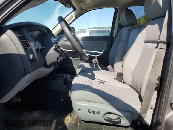 2008 Dodge Dakota SLT z VIN 1D7HW48N88S597218, wystawiony jako Copart lot #67827944 z przebiegiem 88 671 mil mil oraz Czysty tytuł • Clean title. Historia ofert i sprzedaży dostępna na DreamBid. Obrazek 7.