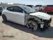 ✅ 2019 Hyundai Veloster Turbo • VIN: KMHTH6AB4KU014810 • Lot: 49254225. Wystawiony na Copart z przebiegiem 49 115 mil mil. Skorzystaj z bezpłatnego archiwum sprzedaży aukcyjnych z USA i zobacz szczegółowy raport historii pojazdu na DreamBid. Zdjęcie 4.