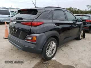 2019 Hyundai Kona SEL z VIN KM8K22AA1KU208255, wystawiony jako Copart lot #71995642 z przebiegiem 43 045 mil mil oraz . Historia ofert i sprzedaży dostępna na DreamBid. Obrazek 3.