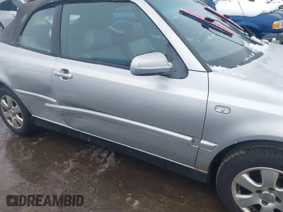 ✅ 2002 Volkswagen Cabriolet GLX • VIN: 3VWDC21V82M810357 • Lot: 41554840. Wystawiony na IAAI z przebiegiem 120 737 mil. Bezpłatny archiwum sprzedaży aukcyjnych z USA i szczegółowy raport historii pojazdu na DreamBid. Zdjęcie 6.