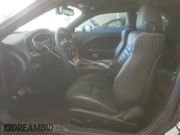 ✅ 2015 Dodge Challenger SRT 392 • VIN: 2C3CDZDJ9FH842952 • Lot: 82259395. Wystawiony na Copart z przebiegiem 51 384 mil. Bezpłatny archiwum sprzedaży aukcyjnych z USA i szczegółowy raport historii pojazdu na DreamBid. Zdjęcie 7.