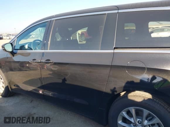 ✅ 2026 Chrysler Pacifica Limited • VIN: 2C4RC1GG9TR175851 • Lot: 43619972. Listed on IAAI with 4,295 mi. Free auction sales archive from the USA and detailed vehicle history report at DreamBid. Image 15.