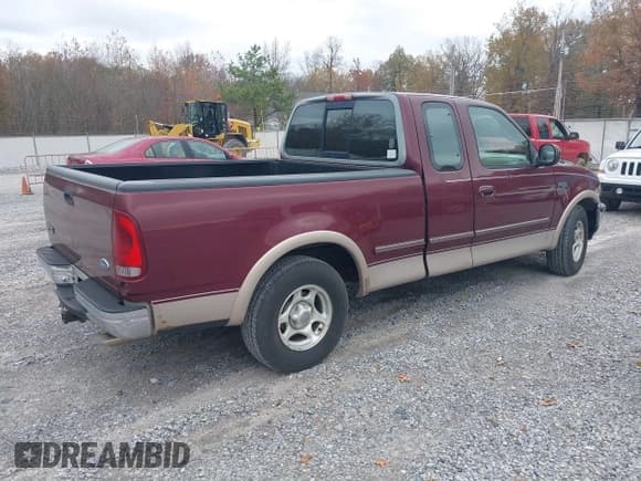 ✅ 1997 Ford F-150 XL • VIN: 1FTEX17L8VNB15477 • Lot: 40924425. Wystawiony na IAAI z przebiegiem 303 282 mil. Bezpłatny archiwum sprzedaży aukcyjnych z USA i szczegółowy raport historii pojazdu na DreamBid. Zdjęcie 4.