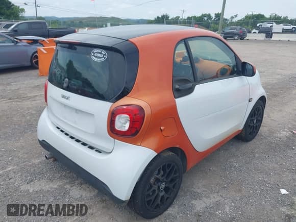 ✅ 2016 Smart fortwo Passion • VIN: WMEFJ5DA6GK051588 • Lot: 42693844. Wystawiony na IAAI z przebiegiem 17 225 mil. Bezpłatny archiwum sprzedaży aukcyjnych z USA i szczegółowy raport historii pojazdu na DreamBid. Zdjęcie 4.