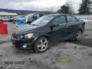 2012 Chevrolet Sonic LTZ z VIN 1G1JE5SH9C4147669, wystawiony jako Copart lot #42945435 z przebiegiem 91 321 mil mil oraz Szkoda całkowita • Salvage title. Historia ofert i sprzedaży dostępna na DreamBid. Obrazek 1.