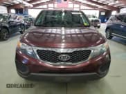 ✅ 2013 Kia Sorento LX • VIN: 5XYKTCA60DG323789 • Lot: 81444755. Wystawiony na Copart z przebiegiem 210 233 mil. Bezpłatny archiwum sprzedaży aukcyjnych z USA i szczegółowy raport historii pojazdu na DreamBid. Zdjęcie 5.