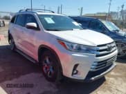✅ 2019 Toyota Highlander Limited • VIN: 5TDDZRFH0KS969404 • Lot: 41578207. Wystawiony na IAAI z przebiegiem 71 467 mil. Bezpłatny archiwum sprzedaży aukcyjnych z USA i szczegółowy raport historii pojazdu na DreamBid. Zdjęcie 1.