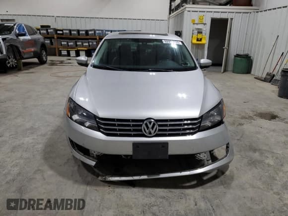 ✅ 2015 Volkswagen Passat SE • VIN: 1VWBV7A36FC068397 • Лот: 92994865. Опубликован ранее на Copart с пробегом 115 419 миль. Бесплатный доступ к архиву аукционных продаж из США и подробный отчёт об истории автомобиля на DreamBid. Изображение 5.